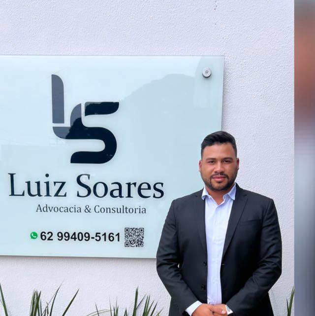 Luiz Soares em frente ao escritório de advocacia